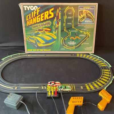 Vintage TYCO Cliff Hangers Race’Em Up The Walls!