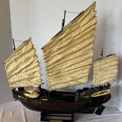 Vintage Chinese Junk Ship Model with Silk Sails – Decorative Nautical Display