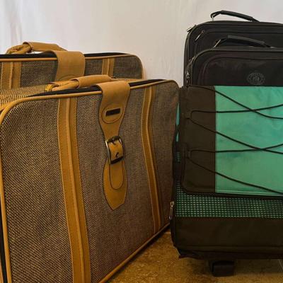Vintage & Classic Travel Luggage Set – Fifth Avenue and Swiss Gear