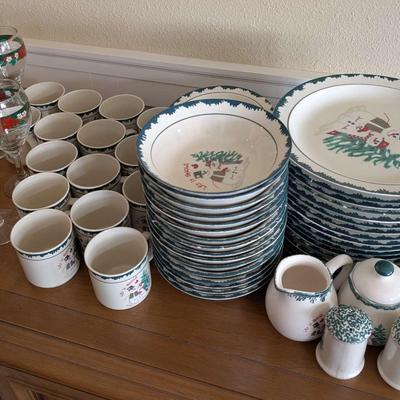 Large Holiday-Themed Dinnerware & Glassware Set – “Let It Snow” Snowman Pattern