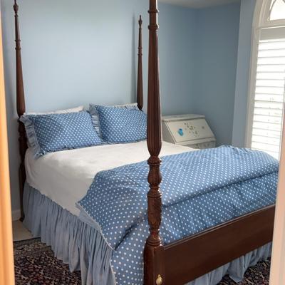 Four Poster Queen Size Bed With Decorative Carved Posts