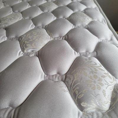 Sealy Posturpedic Firm mattress/box spring in great shape.