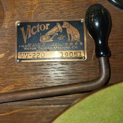 Hand crank phonograph