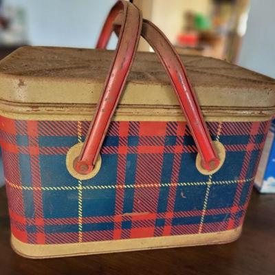 Metal picknick tin