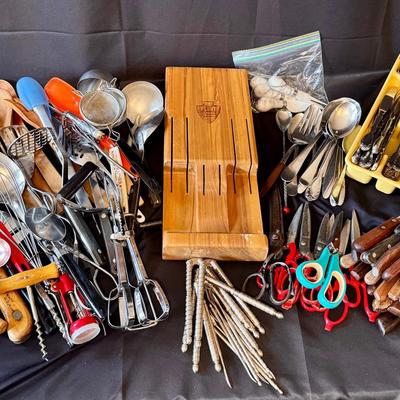 Lot 208: Kitchen Drawer Clean Out