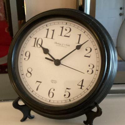 Mantel clock round with black case