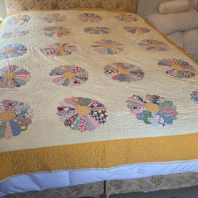 Hand quilted dresden plate quilt 70x84