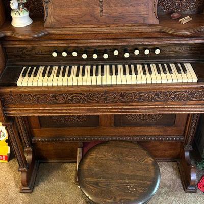 Antique Early 1900’s W.W. Putnam & Co.
Pump Organ & Stool