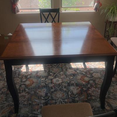 Extendable high-top dining table with A Lear and six chairs 