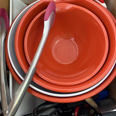 Mystery Lot Of Assorted Kitchen Assecories 