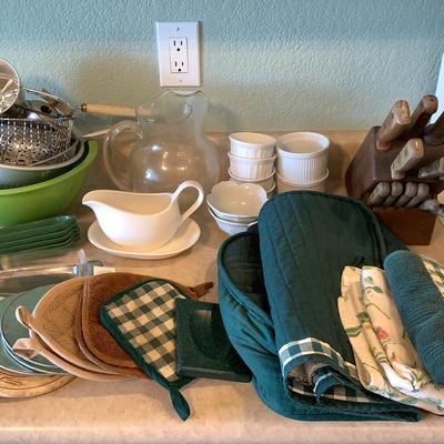 Kitchen Knives  And Assorted Kitchen Items 