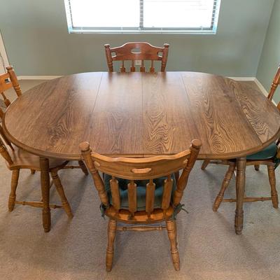 Rouned Wooden Table With Chairs