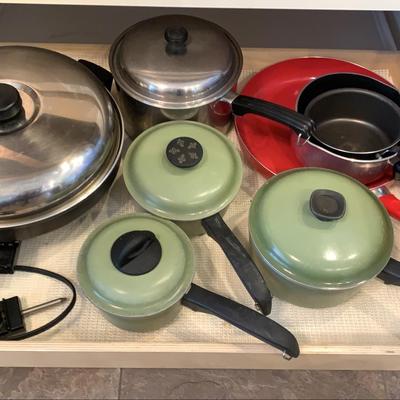 12 In Electric Skillet And Assorted Pots And Pans