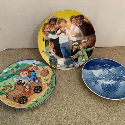 Raggedy Anne, Shirley Temple, And Christmas Porcelain Plates