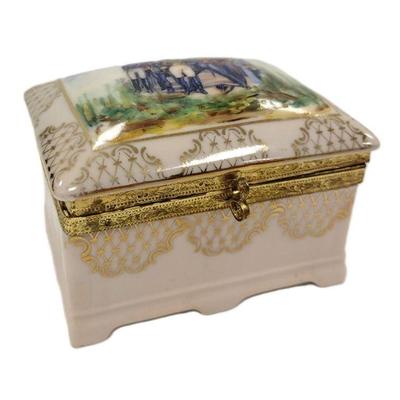 GERMAN PORCELAIN TRINKET BOX