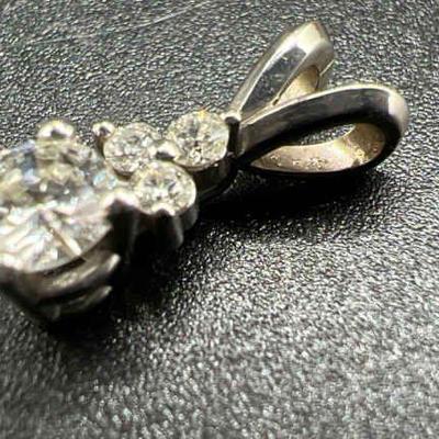 14KT White Gold Sparkling Pendant

