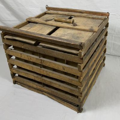 Antique Wooden Egg Crate – Early 20th Century Farmhouse Collectible, Slatted Design with Latch