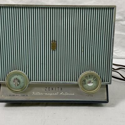 Vintage Zenith Model F615B Vacuum Tube Radio – Mid-Century “Slant Face” Design