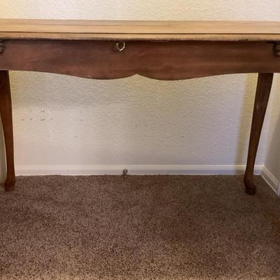 Queen Anne Style Dining Table with Cabriole Legs and Curved Apron – Rich Wood Finish
