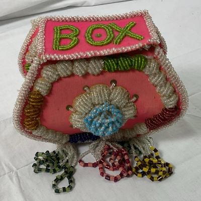 Vintage Beaded Keepsake Box with Floral and Geometric Patterns – Early 20th Century, Possibly Iroquo