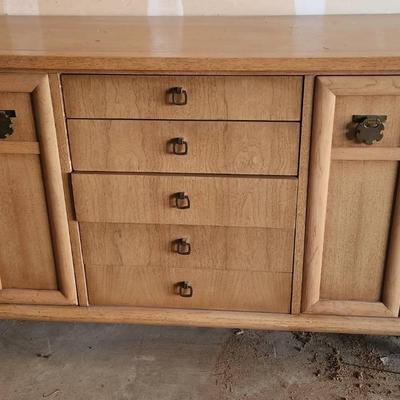 Mid-Century Modern Credenza in the Style of American of Martinsville – Sleek Lines & Classic Design