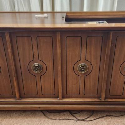 1960s Magnavox Astro-Sonic Stereo Console – Walnut Cabinet with Multi-Speed Turntable & AM/FM Radio