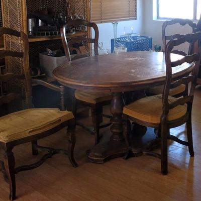 Dinner table with 2 leaf extentions.