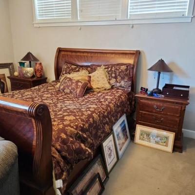 Sleigh bed