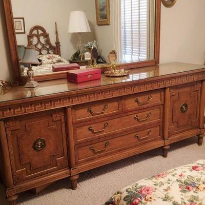 Thomasville Hollywood Regency Vanity/dresser with matching mirror