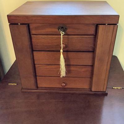 Jewelry box