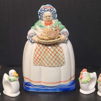 Fitz & Floyd Ceramic Cookie Jar with OCI Napkin Rings 