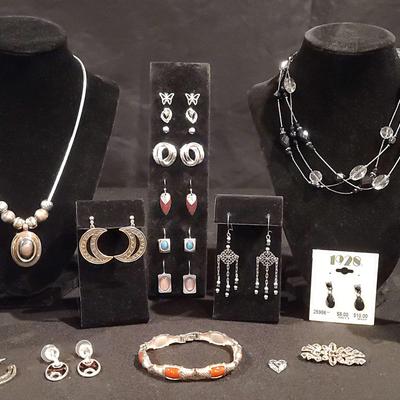 .835 Bracelet with Other Jewelry 