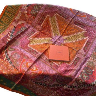 Herme s silk scarf carré 90 sur un tapis volant