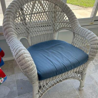 White rattan outdoor table with 2 chairs 