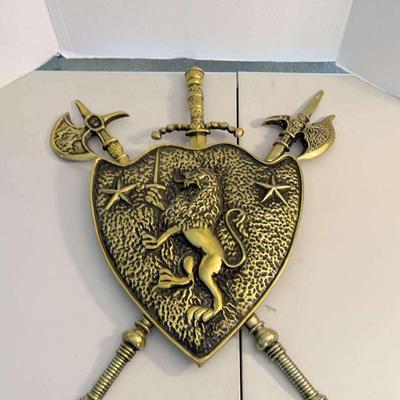 vintage Coat Of Arms wall decor 30x4x25, metal w/gold finish