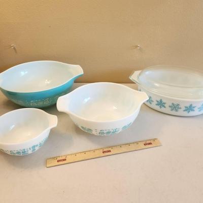 Vintage Pyrex Mixing Bowls & Casserole Dish - Amish Butterprint, Snowflakes