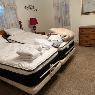 Split king power bed with 2 remotes 