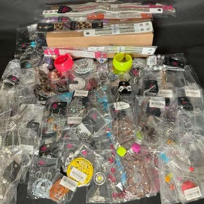 Assorted paparazzi jewelry and accessories