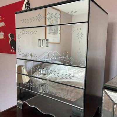 Mirrored pieces jewelry box 