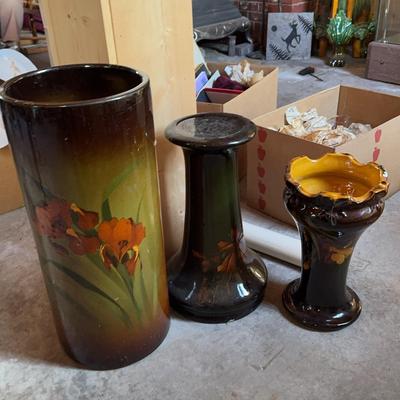 Pedestal & 2 Vases