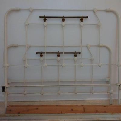 Full Sized Vintage Metal Bedframe 