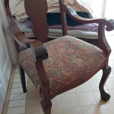 GRACEFUL WOOD CHAIR WITH DECORATIVE CUSHION