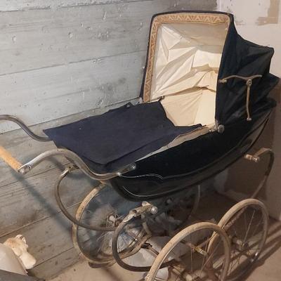 ANTIQUE BABY BUGGY/PRAM