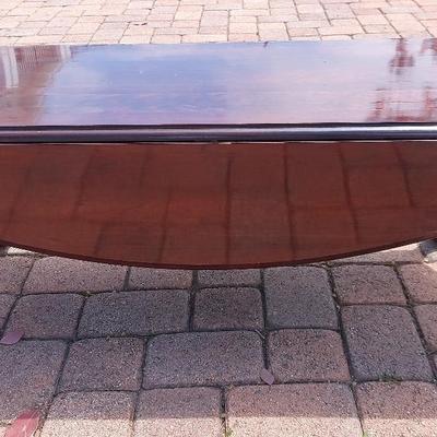 AMERICAN FEDERAL STYLE MAHOGANY DROP LEAF COFFEE TABLE