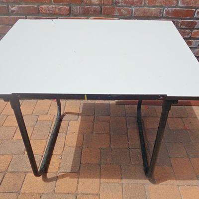 ADJUSTABLE HEIGHT DRAFTING TABLE