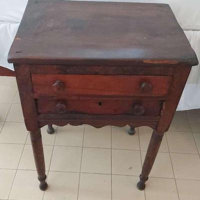 VICTORIAN STYLE MAPLE AND WALNUT SIDE TABLE