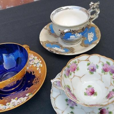 CHARMING AND DETAILED TEA CUPS AND SAUCERS INCLUDING VILLEROY & BOCH