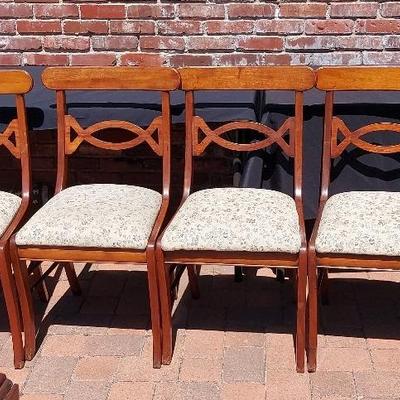 SUITE OF SIX AMERICAN FEDERAL STYLE MAHOGANY DINING CHAIRS 