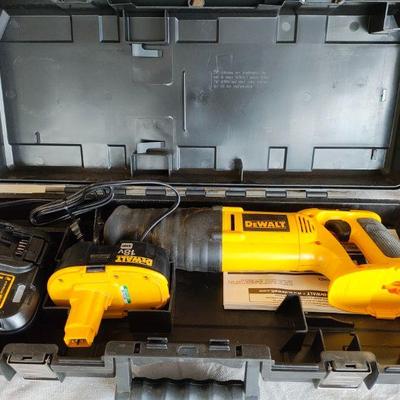 DeWalt reciprocating saw w/battery charger and case