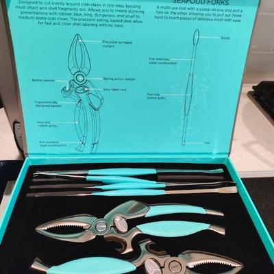 Crab and lobster tool set (inside)